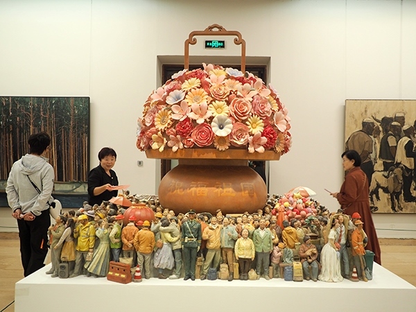 2024年9月28日，觀眾在中國美術(shù)館參觀“慶祝中華人民共和國成立75周年——第十四屆全國美術(shù)作品展覽進(jìn)京作品展”。杜建坡攝。來源：人民圖片網(wǎng)