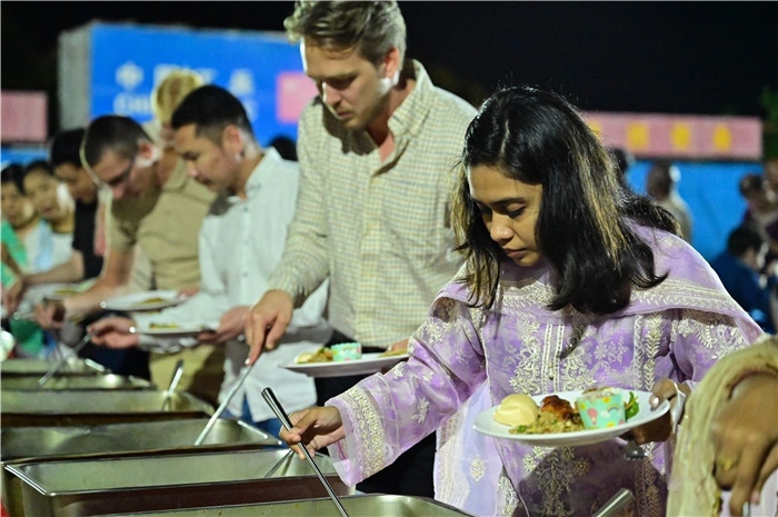 外國友人品嘗中國美食。馬騫攝