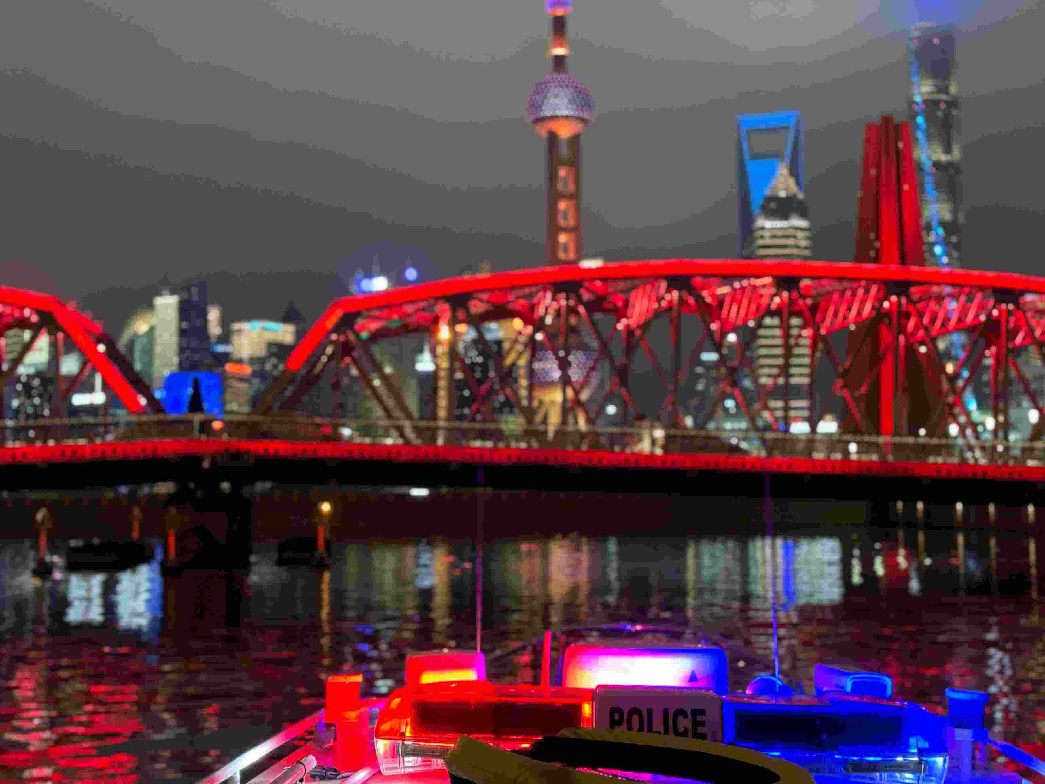 公安艇夜間巡邏。人民網(wǎng)記者 郝萍攝