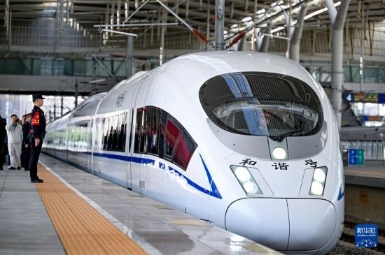 10月1日，由銀川開往惠農(nóng)的C8218次列車從銀川站駛出。