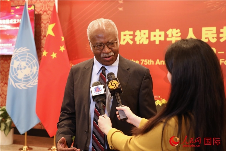 聯(lián)大主席菲勒蒙在招待會現(xiàn)場接受媒體采訪，他向中國政府和人民致以節(jié)日祝賀，表示中國的發(fā)展成就令人驚嘆。人民網(wǎng)記者 李志偉攝