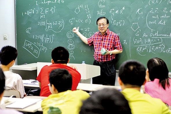 姚期智為清華大學(xué)學(xué)生授課。