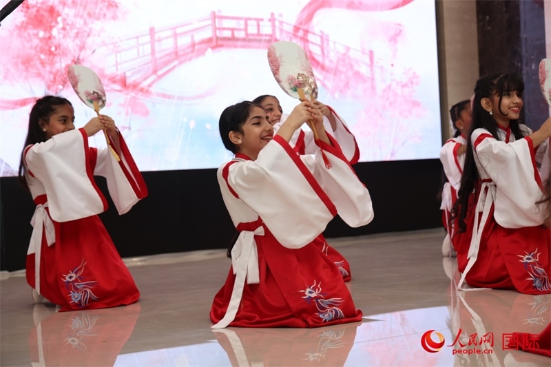 富查伊拉當(dāng)?shù)貙W(xué)校學(xué)生表演節(jié)目。人民網(wǎng)記者任皓宇攝