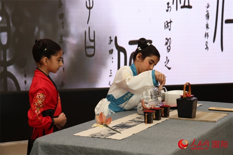 富查伊拉當(dāng)?shù)貙W(xué)校學(xué)生表演茶藝。人民網(wǎng)記者任皓宇攝