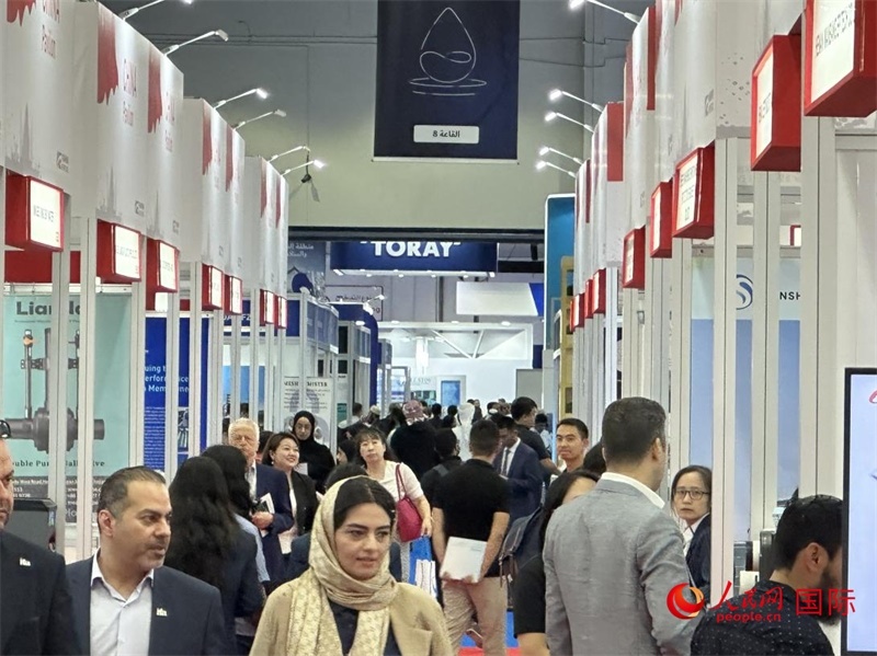 中國館前人頭攢動(dòng)。人民網(wǎng)記者管克江攝