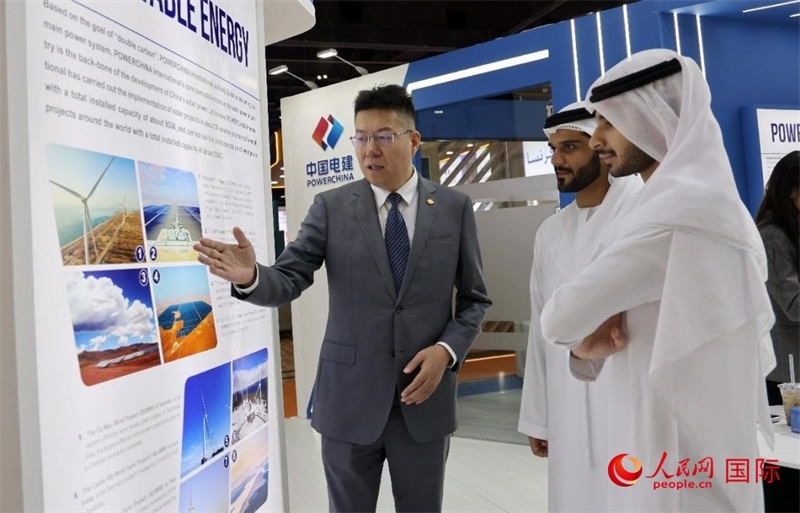 中國電建中東北非區(qū)域總部負(fù)責(zé)人向觀眾介紹公司承建的可再生能源項(xiàng)目。人民網(wǎng)記者 管克江攝