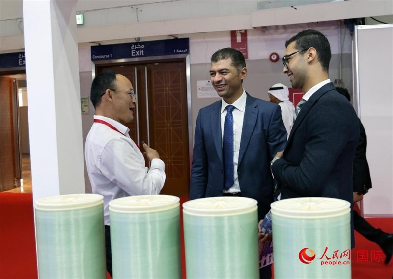 中外參展商交流。人民網(wǎng)記者管克江攝