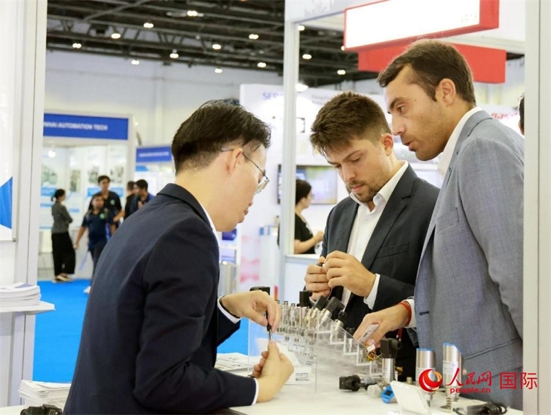 中外展商交流。人民網(wǎng)記者管克江攝