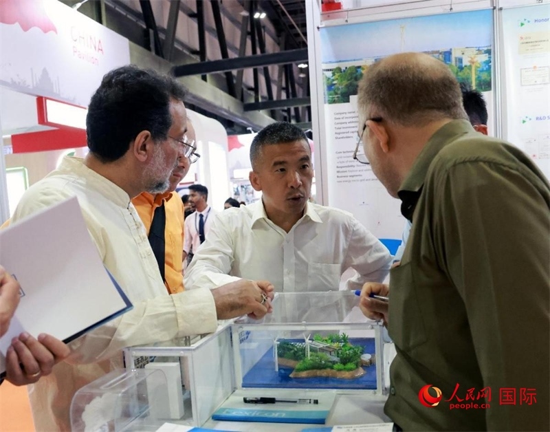 中企推出的綠色能源海水淡化系統(tǒng)吸引了參展商關(guān)注。人民網(wǎng)記者管克江攝