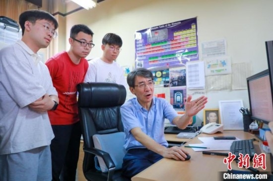 薛其坤在指導(dǎo)學(xué)生。 (受訪者供圖)