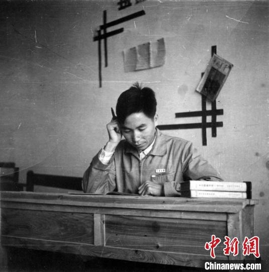 大學(xué)時(shí)期，龍樂(lè)豪在教室自習(xí)。(中國(guó)運(yùn)載火箭技術(shù)研究院供圖)