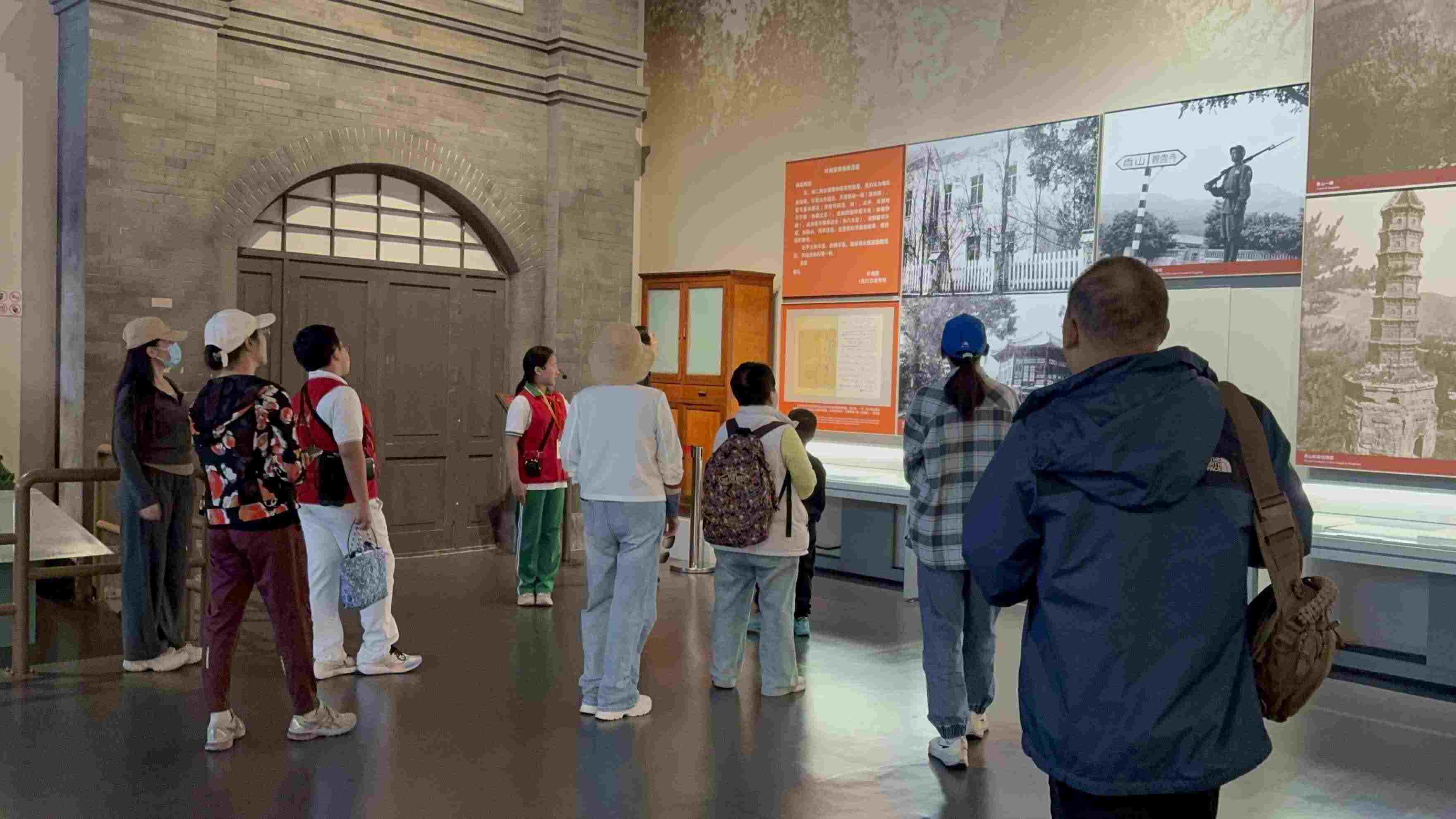 10月4日，北京香山革命紀(jì)念館內(nèi)，一名“紅領(lǐng)巾志愿者”正在為參觀者講解。人民網(wǎng)記者 劉微攝