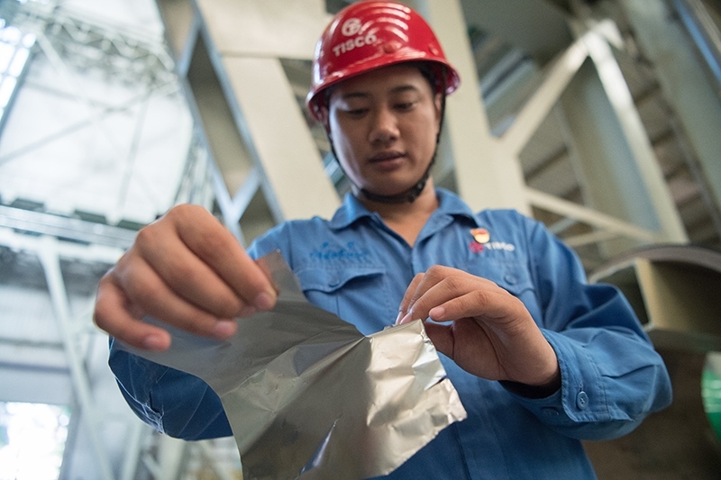 2018年8月8日，山西省太原市，太鋼不銹鋼精密帶鋼有限公司工作人員用手撕開不銹鋼。