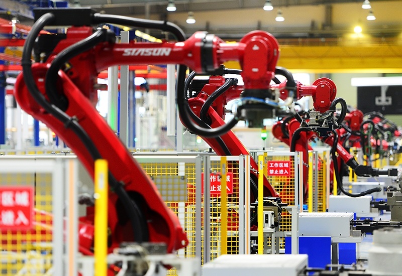 2019年11月22日，沈陽，一家數(shù)字化智能工廠內(nèi)，名為SR210的機(jī)器人正在自主地抓取各種零部件，快速組裝稍小的工業(yè)機(jī)器人。