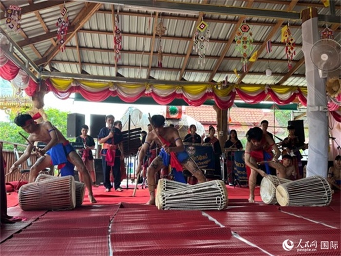 泰國藝術(shù)團(tuán)體給游客表演當(dāng)?shù)貍鹘y(tǒng)舞蹈。人民網(wǎng)記者 簡承淵攝