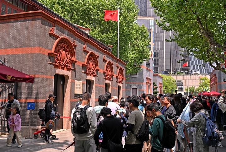 2024年5月3日，游客在位于上海的中共一大會址前參觀。新華社記者 劉穎 攝