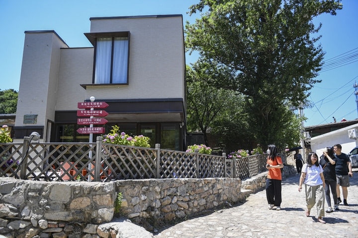 游客在北京延慶石峽村觀光（2024年6月1日攝）。新華社記者 陳鐘昊 攝