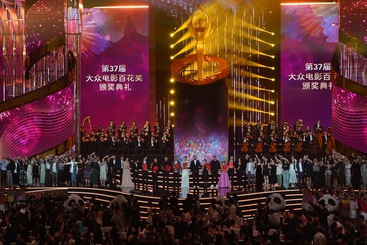 2024年8月4日，在四川成都，第37屆大眾電影百花獎獲獎?wù)吆痛蟊娫u審在舞臺上合影。新華社記者 唐文豪 攝