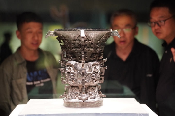 2024年5月9日，游客在陜西寶雞青銅器博物院內(nèi)參觀西周文物何尊。新華社記者 邵瑞 攝