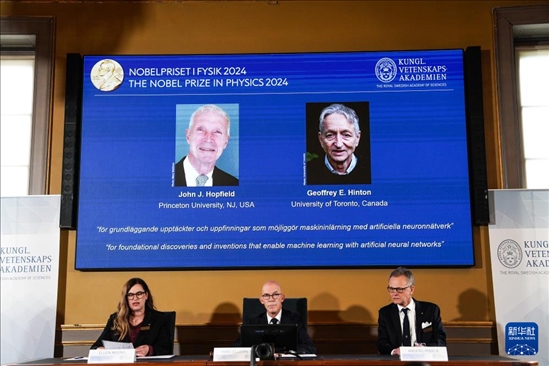 10月8日，在瑞典斯德哥爾摩舉行的2024年諾貝爾物理學(xué)獎公布現(xiàn)場，屏幕顯示獎項(xiàng)得主美國普林斯頓大學(xué)的約翰·霍普菲爾德和加拿大多倫多大學(xué)的杰弗里·欣頓。新華社記者 彭子洋 攝