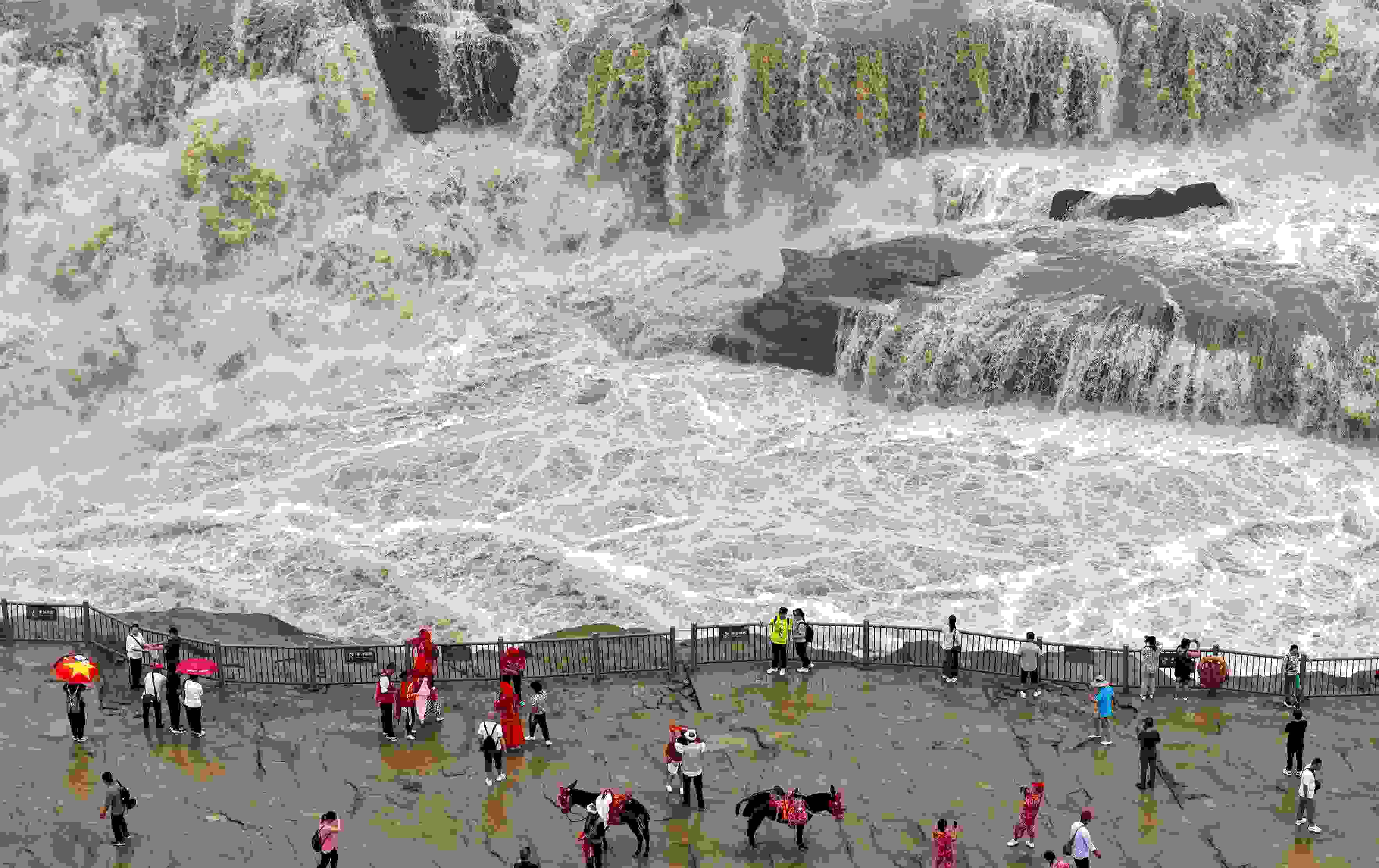 △2024年9月，游客在黃河壺口瀑布景區(qū)游覽。