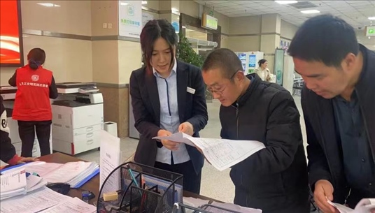 四川省成都市溫江區(qū)市場監(jiān)管局工作人員為群眾提供幫辦服務(wù)。圖片來源：人民網(wǎng)四川頻道