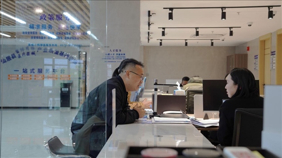 浙江省臺州市辦事群眾在政務(wù)服務(wù)中心咨詢業(yè)務(wù)辦理相關(guān)問題。圖片來源：人民網(wǎng)浙江頻道