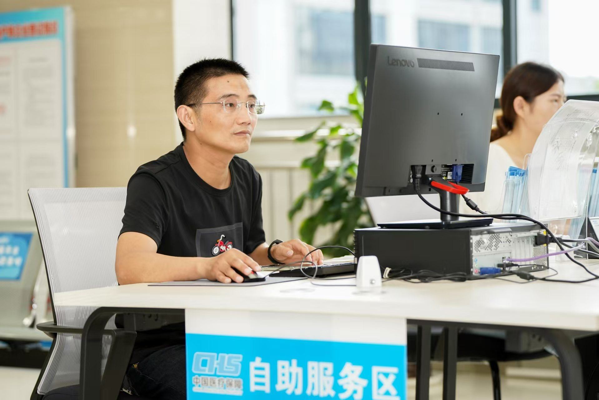 安徽省池州市市民在政務(wù)服務(wù)大廳自助辦理業(yè)務(wù)。圖片來源：人民網(wǎng)安徽頻道