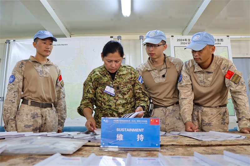 圖2-評估組對分隊軟件進(jìn)行檢查（馬騫攝）