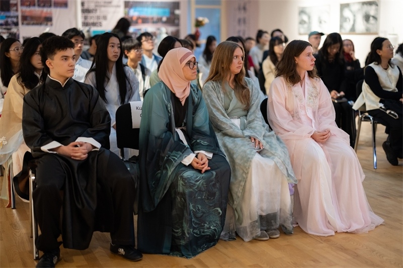 參加《時(shí)光流韻·中國戲劇藝術(shù)服飾展》的中國文化愛好者。 斯德哥爾摩中國文化中心供圖