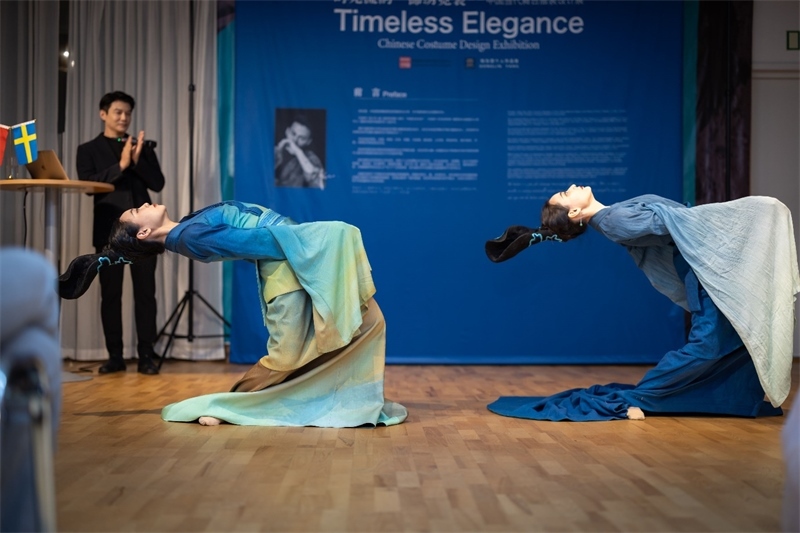 當(dāng)?shù)厝A人舞社成員表演《只此青綠》。斯德哥爾摩中國文化中心供圖