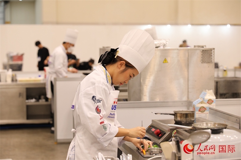 當(dāng)?shù)貢r間10月5日，廚師在第21屆釜山國際美食博覽會上展示廚藝。人民網(wǎng)記者 莽九晨攝