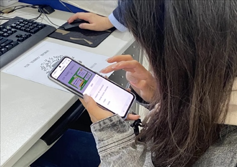 趙女士用手機(jī)掃碼預(yù)約幫辦服務(wù)。圖片來源：微信公眾號“上海市普陀區(qū)政務(wù)服務(wù)中心”