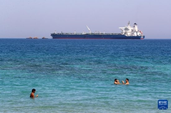 這是10月8日在埃及蘇伊士灣拍攝的行駛中的船只。新華社記者 隋先凱 攝