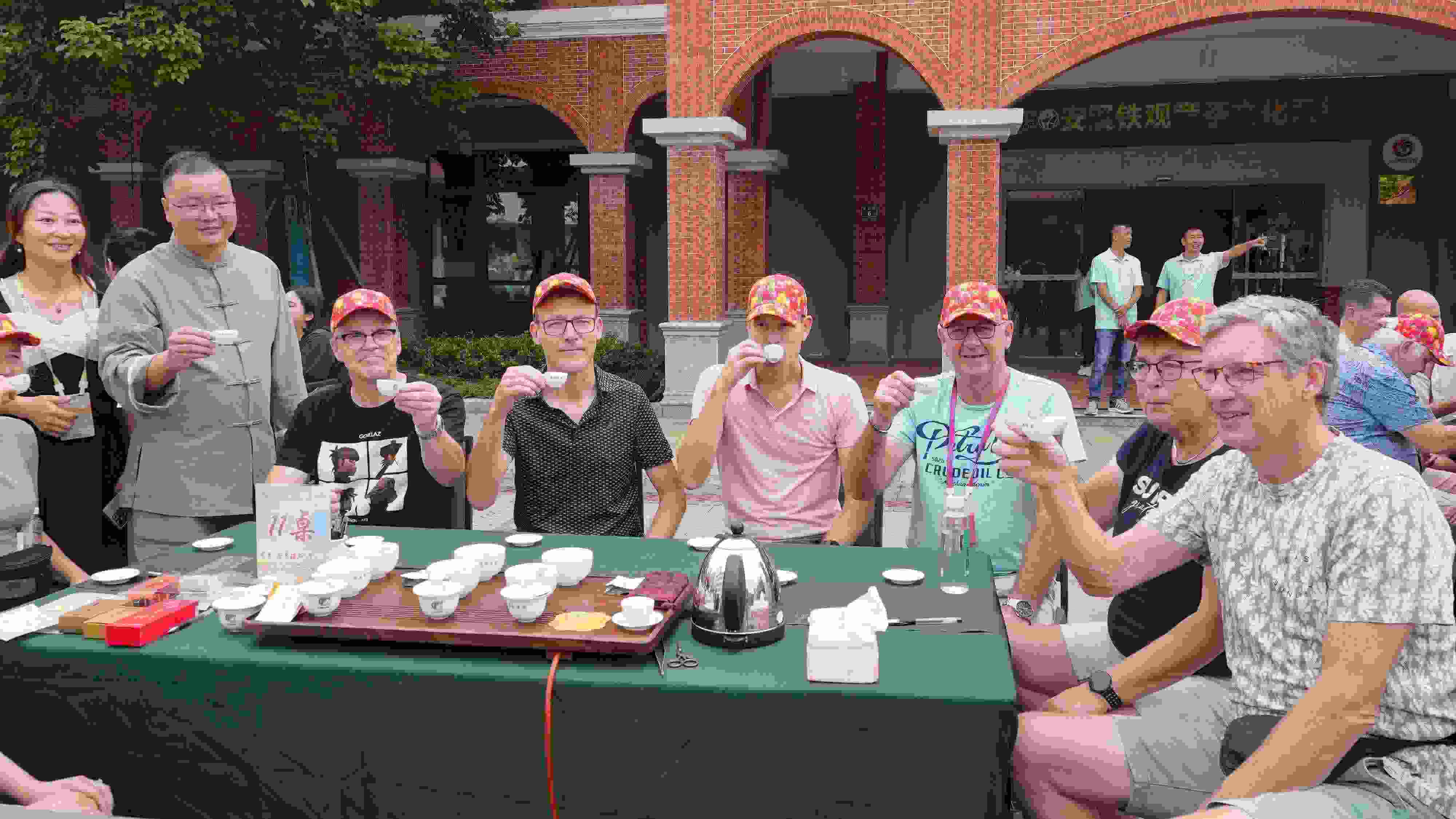 2023年10月4日，福建泉州，外國人品中國茶。