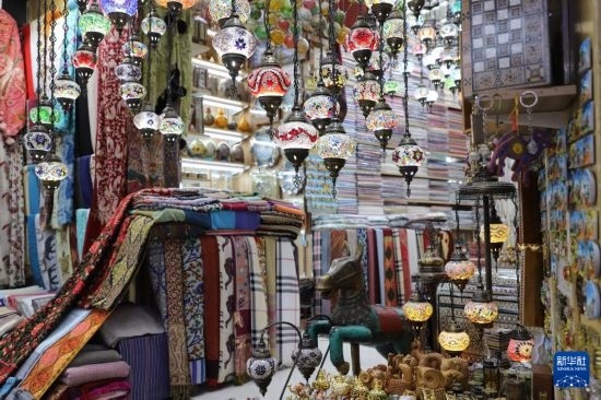 這是10月8日在阿曼首都馬斯喀特的穆特拉市集拍攝的一家店鋪。新華社記者 汪強 攝