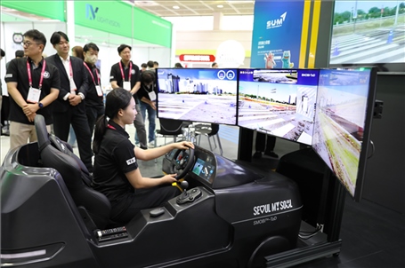 “智慧生活周”博覽會上展示的模擬駕駛系統(tǒng)。人民網(wǎng)記者 莽九晨攝