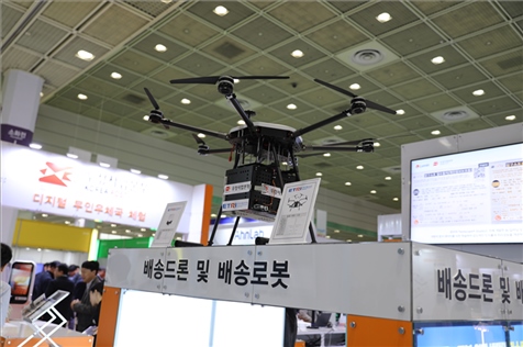 “智慧生活周”博覽會上展出的快遞無人機。人民網(wǎng)記者 莽九晨攝