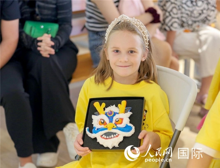 一名中文愛好者手捧生肖畫。人民網中東中心分社塔里克·易卜拉欣攝