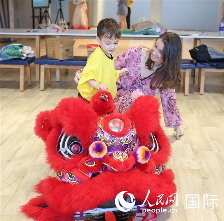 一名兒童在感受舞獅。人民網中東中心分社塔里克·易卜拉欣攝