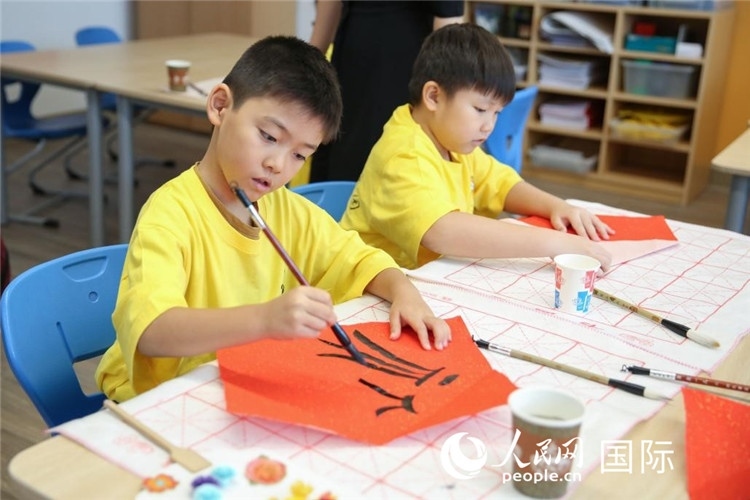 書法課。人民網中東中心分社塔里克·易卜拉欣攝