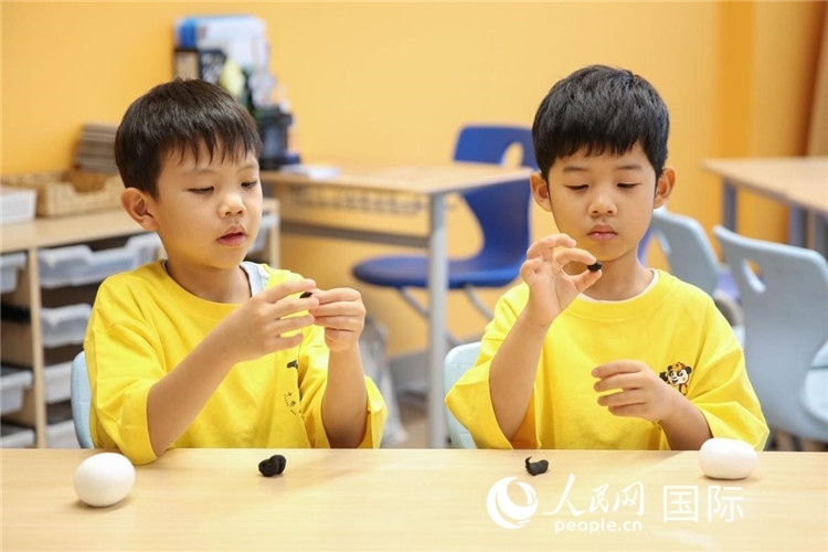 做手工。人民網中東中心分社塔里克·易卜拉欣攝