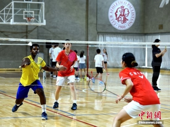 當(dāng)?shù)貢r(shí)間10月12日，巴西圣保羅，中國(guó)高校羽毛球代表團(tuán)和巴西羽毛球協(xié)會(huì)運(yùn)動(dòng)員切磋球技。 
