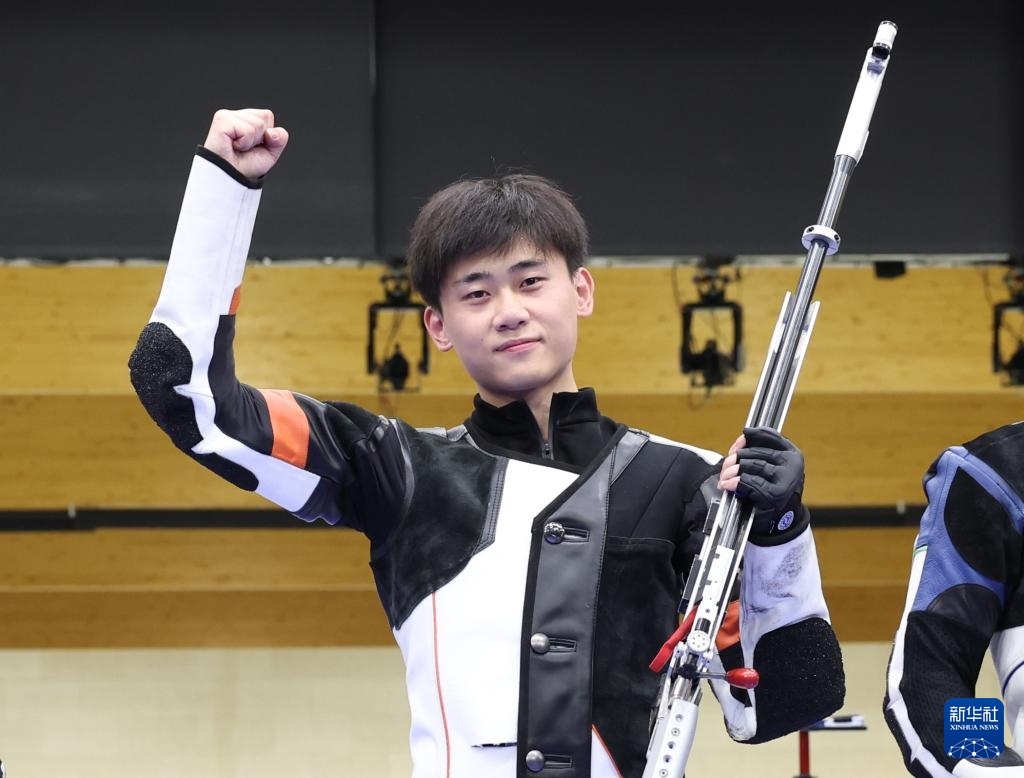 8月1日，在法國沙托魯舉行的巴黎奧運會射擊男子50米步槍三姿決賽中，中國選手劉宇坤奪得冠軍。圖為劉宇坤在奪冠后慶祝。新華社記者 張帆 攝