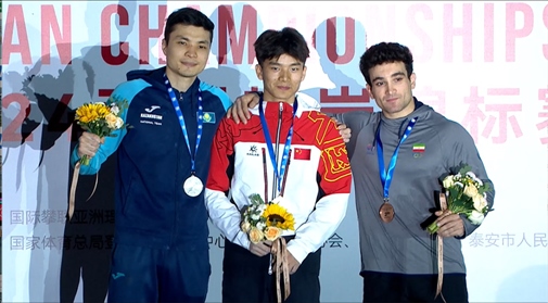 伍鵬（中）奪得男子速度項目冠軍。主辦方供圖