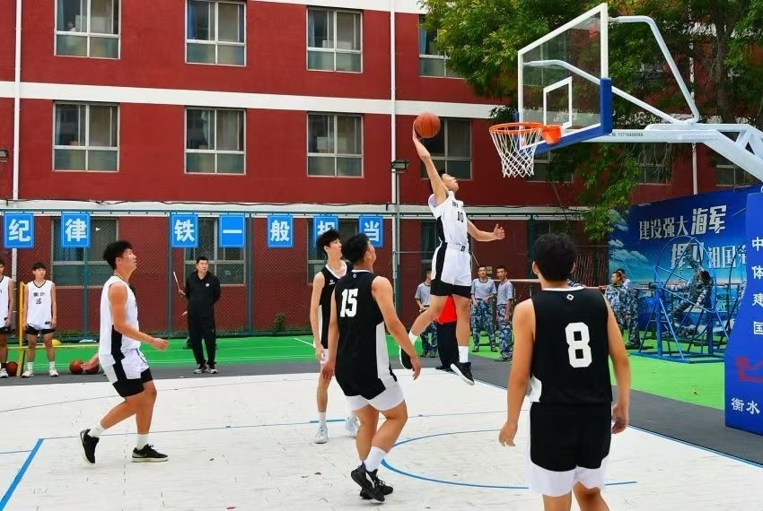 全天候室外運動木地板籃球場上精彩激烈的籃球賽。 主辦方供圖