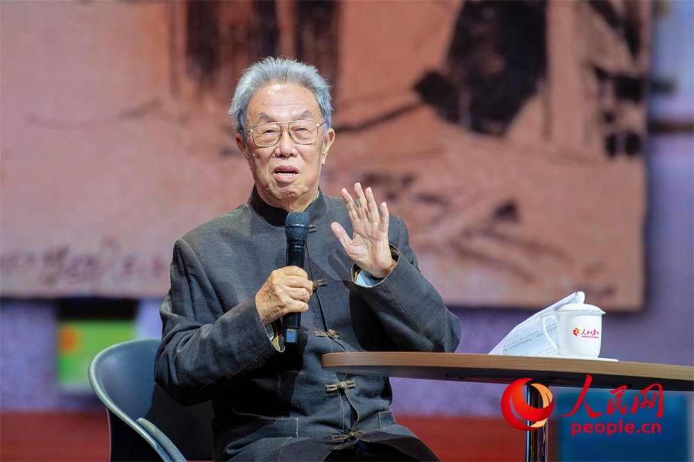 王蒙以《與時代同行 與人民同心》為題演講。人民網(wǎng)記者 翁奇羽攝