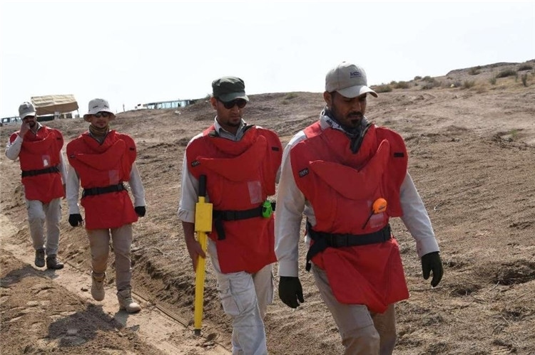 工作人員前往排雷。中國海油供圖