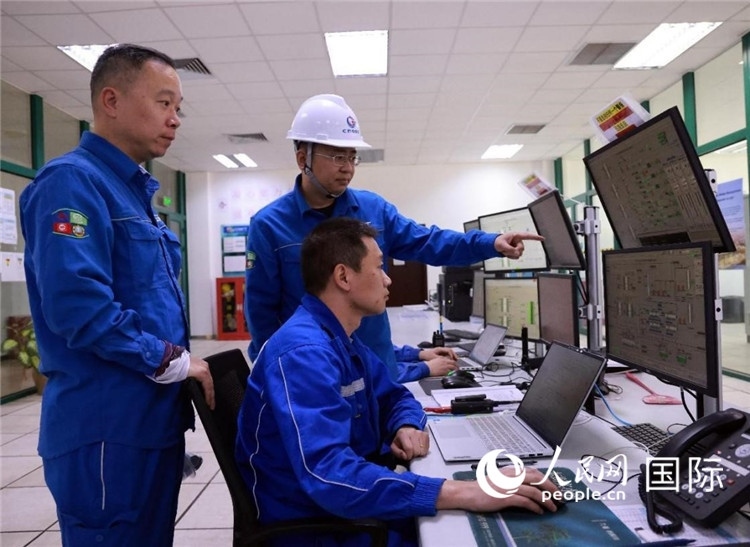 工作人員在一體化終端中央控制室工作。人民網(wǎng)記者管克江攝