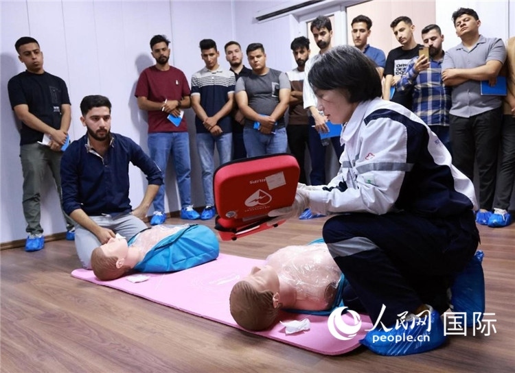 新進(jìn)油田工作的伊拉克大學(xué)生在接受急救培訓(xùn)。人民網(wǎng)記者管克江攝